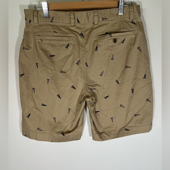 Brooks Brothers khaki flat front blue flags all over print sz 33 preppy shorts - Picture 2 of 10